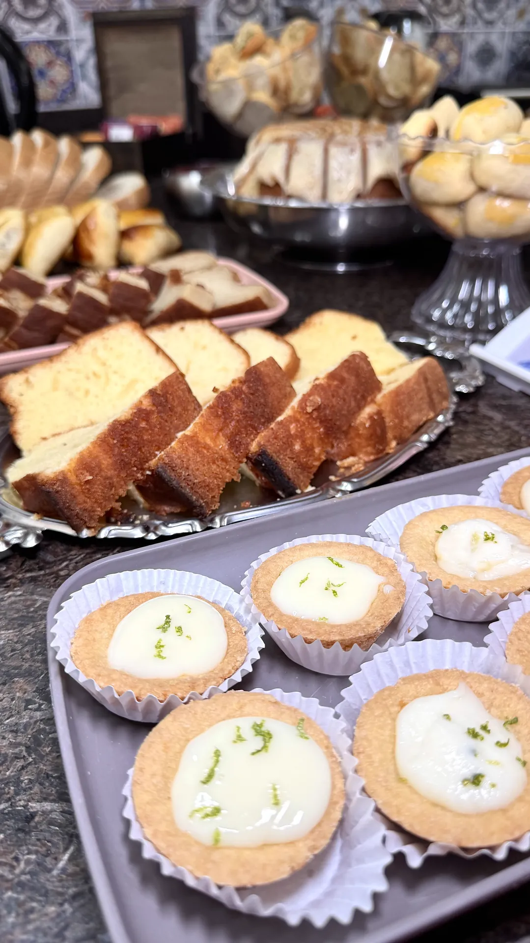 Mesa de Bolos e Frutas